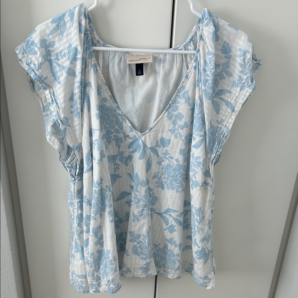 Universal Thread blouse - Light Blue Floral V-Neck Women’s Top